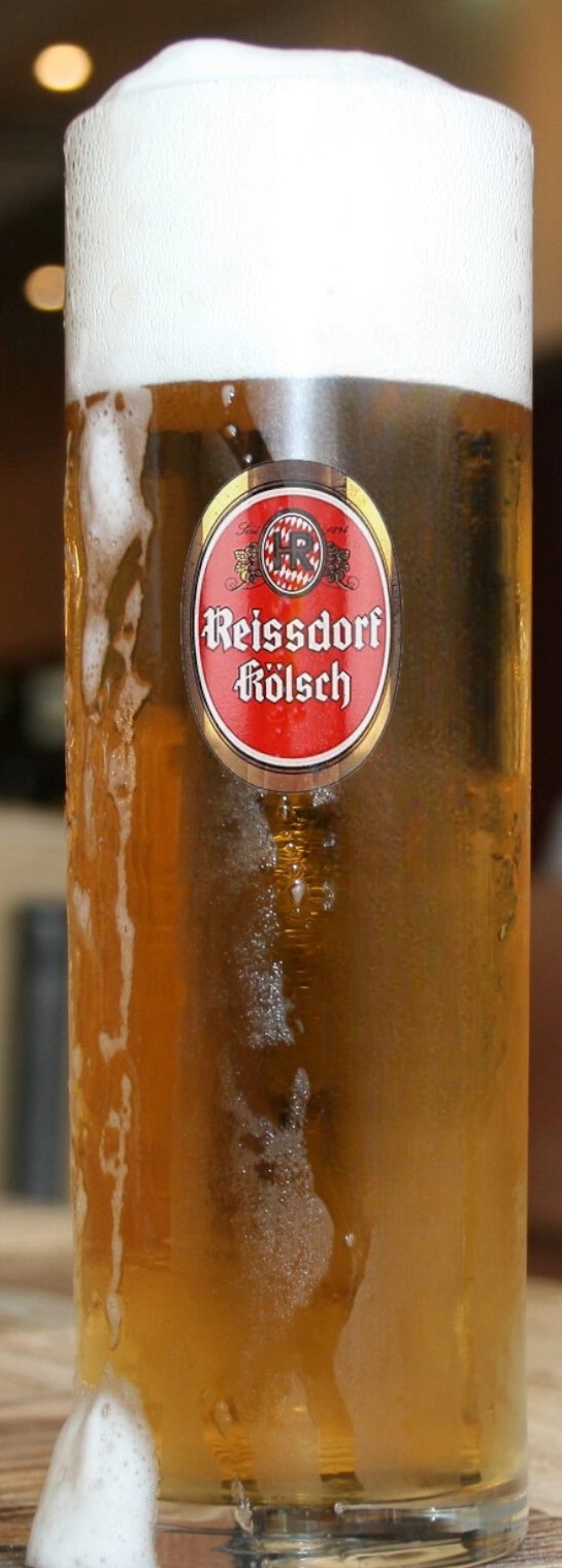 Frisch gezapftes Reissdorf Kölsch mit Schaumkrone in der Stange
